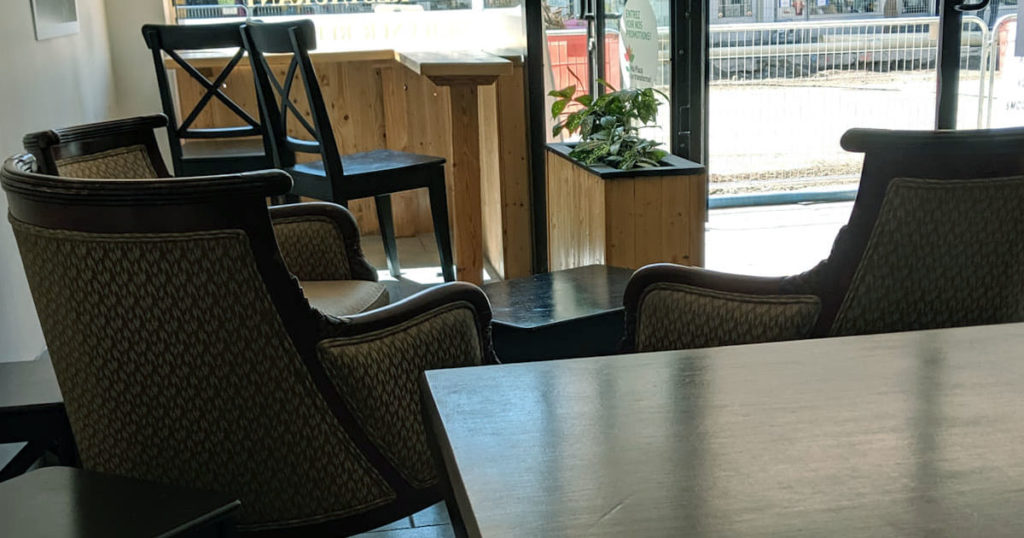 chaises vides dans un café